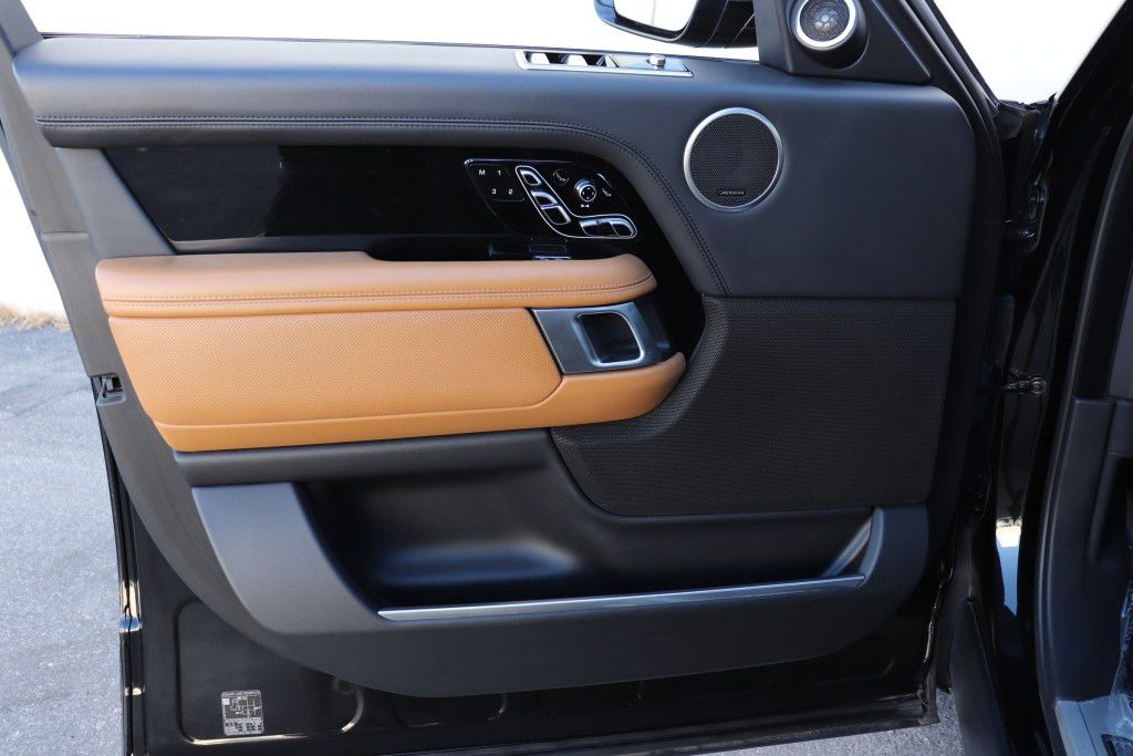 Photo 42 of this LAND ROVER RANGE ROVER SV