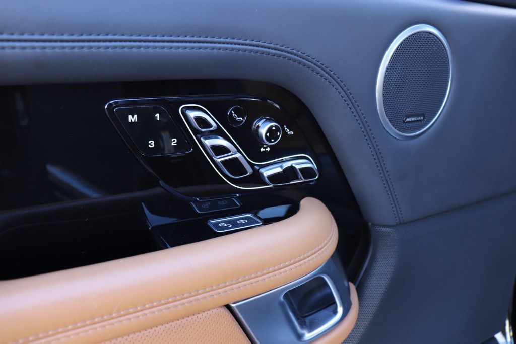 Photo 43 of this LAND ROVER RANGE ROVER SV