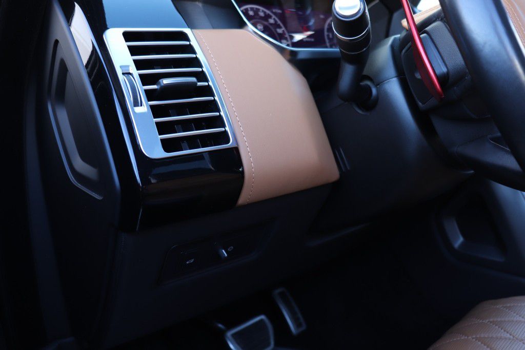 Photo 44 of this LAND ROVER RANGE ROVER SV