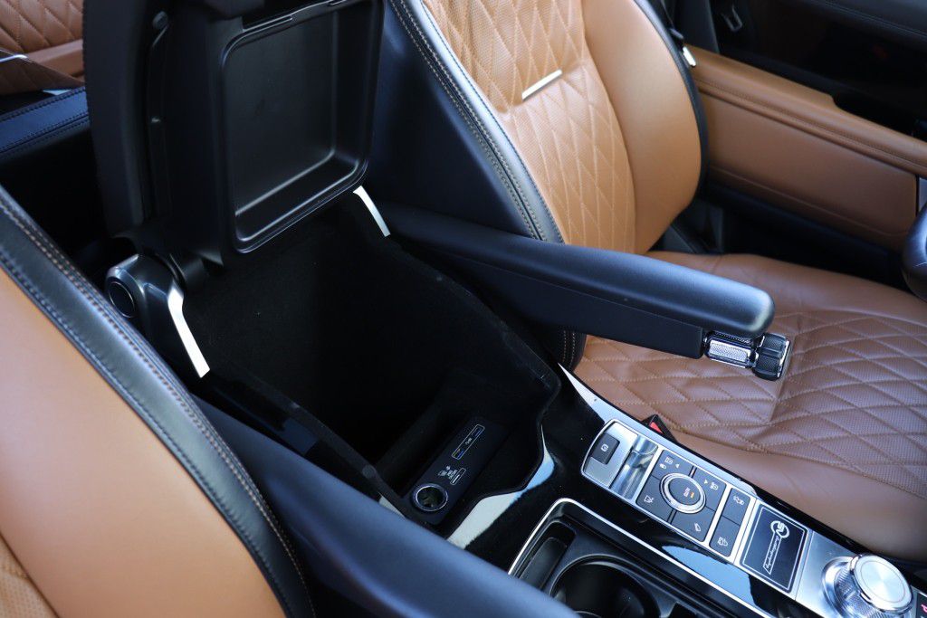 Photo 61 of this LAND ROVER RANGE ROVER SV