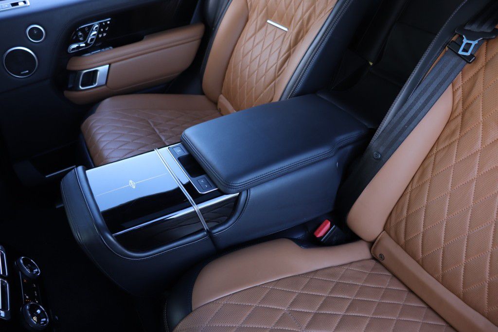 Photo 72 of this LAND ROVER RANGE ROVER SV