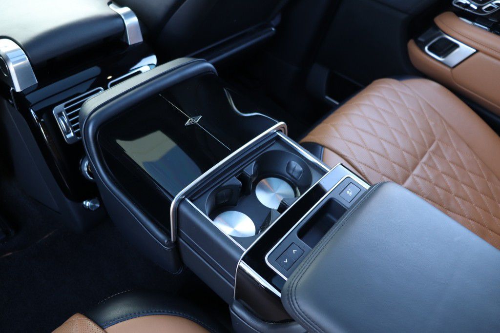Photo 75 of this LAND ROVER RANGE ROVER SV