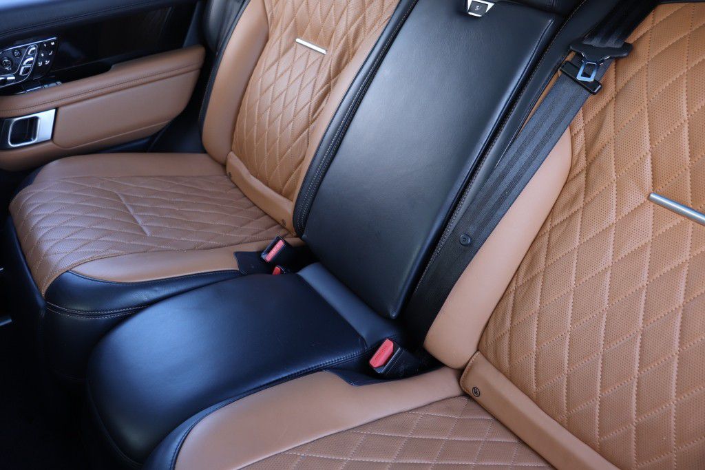Photo 76 of this LAND ROVER RANGE ROVER SV