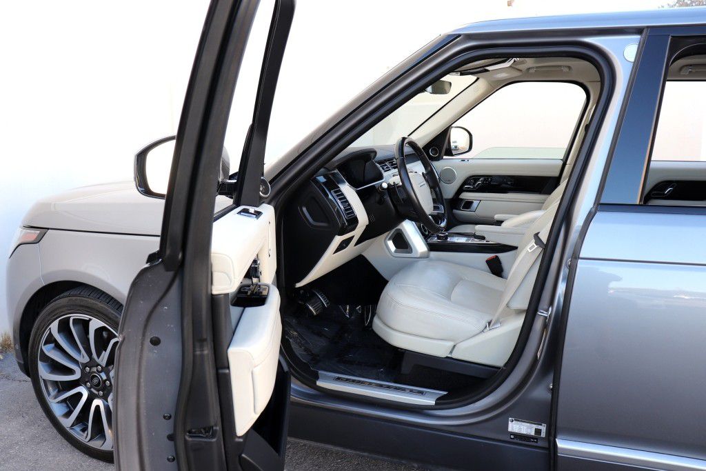 Photo 2 of this LAND ROVER RANGE ROVER HSE