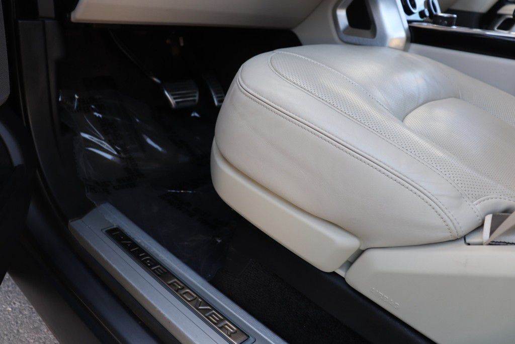 Photo 17 of this LAND ROVER RANGE ROVER HSE