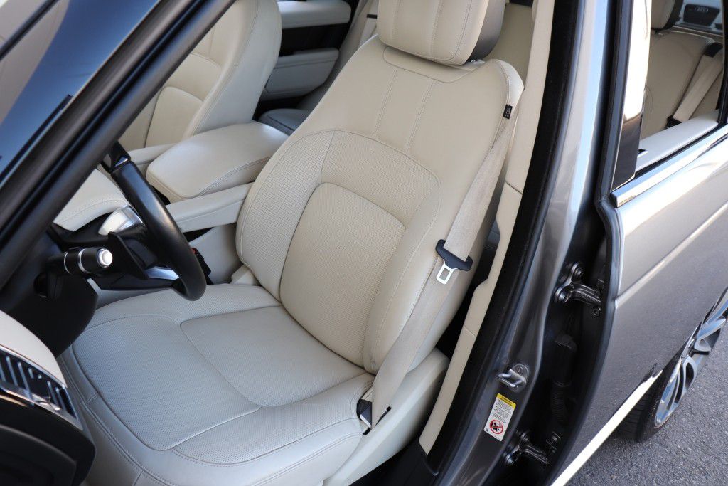 Photo 19 of this LAND ROVER RANGE ROVER HSE