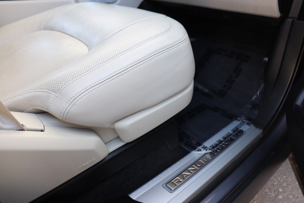 Photo 33 of this LAND ROVER RANGE ROVER HSE