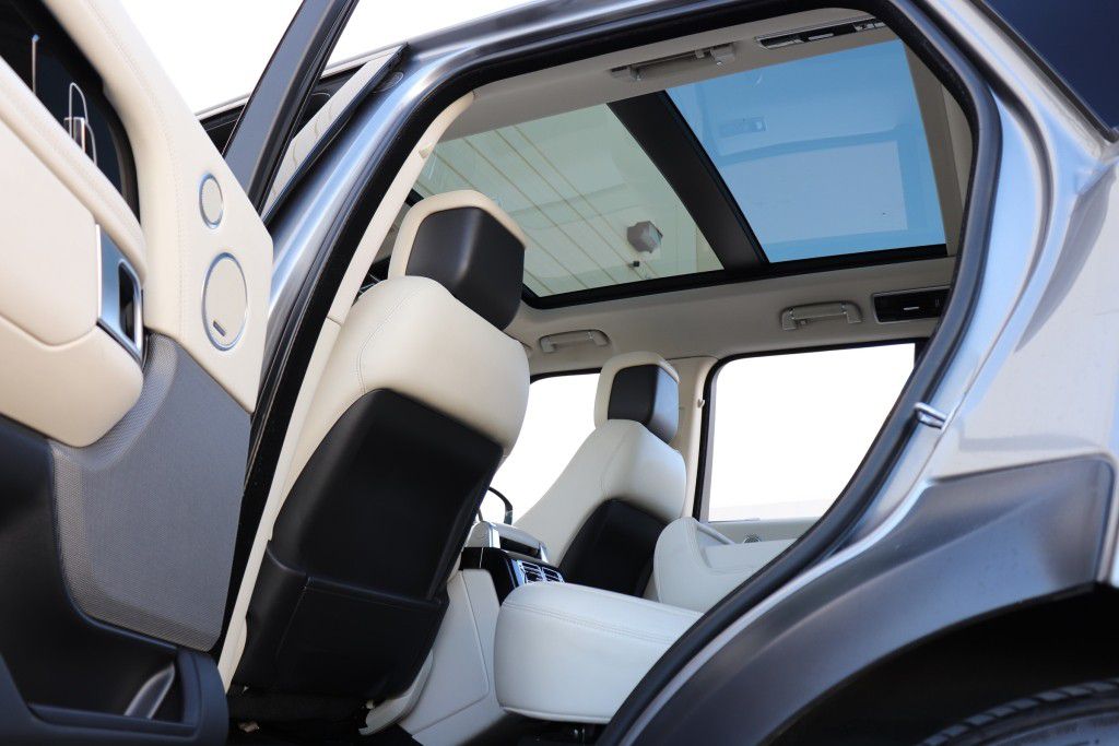 Photo 38 of this LAND ROVER RANGE ROVER HSE