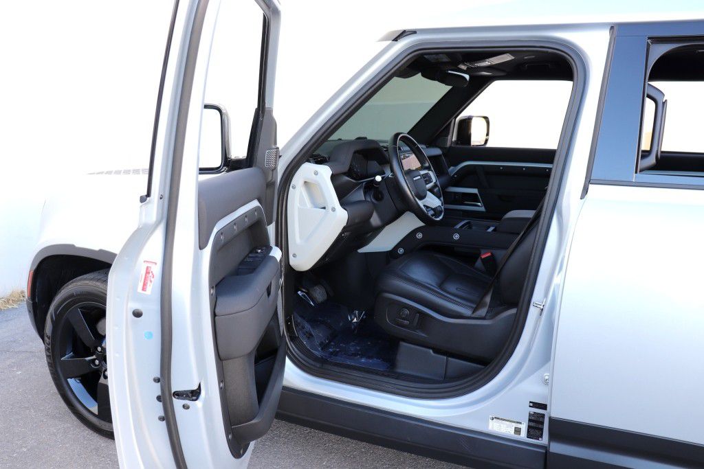 Photo 2 of this LAND ROVER DEFENDER 110 SE