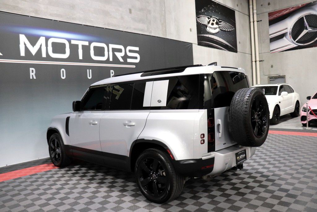 Photo 4 of this LAND ROVER DEFENDER 110 SE