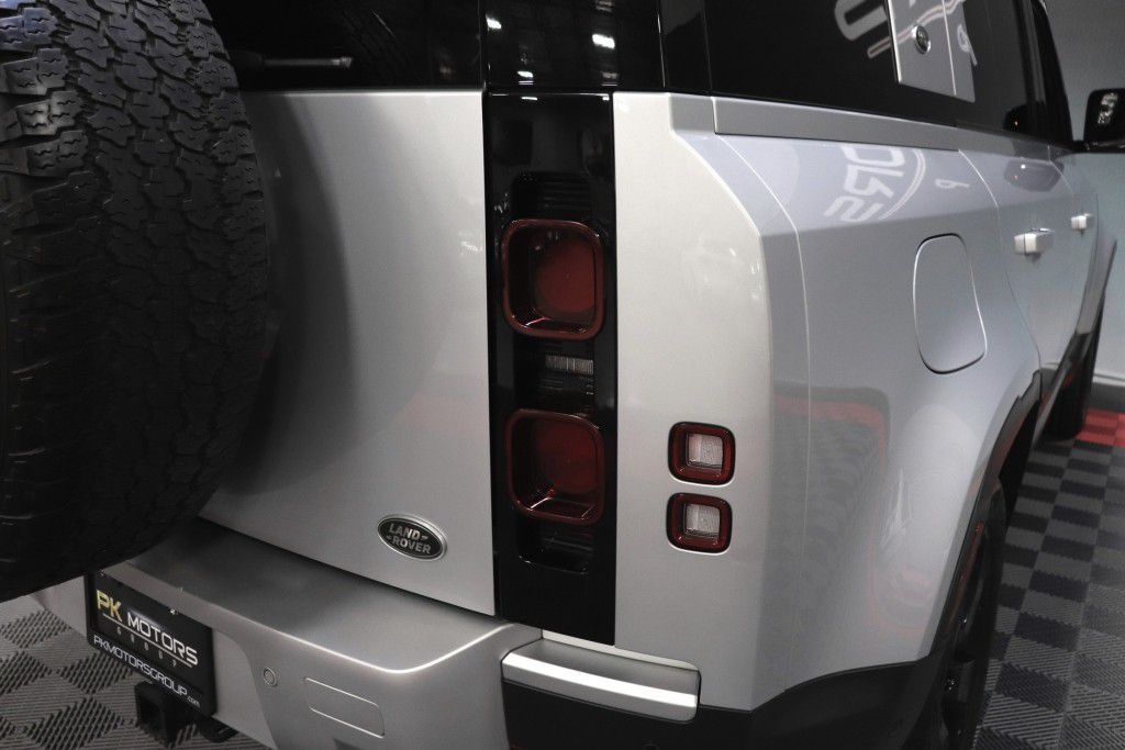 Photo 7 of this LAND ROVER DEFENDER 110 SE