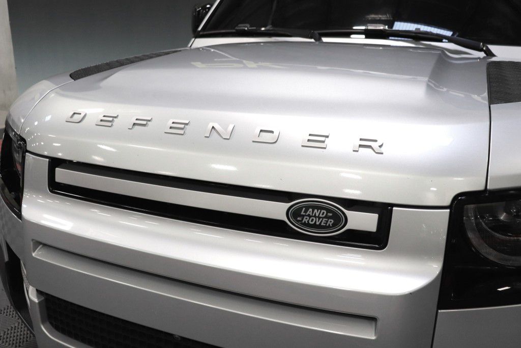 Photo 14 of this LAND ROVER DEFENDER 110 SE