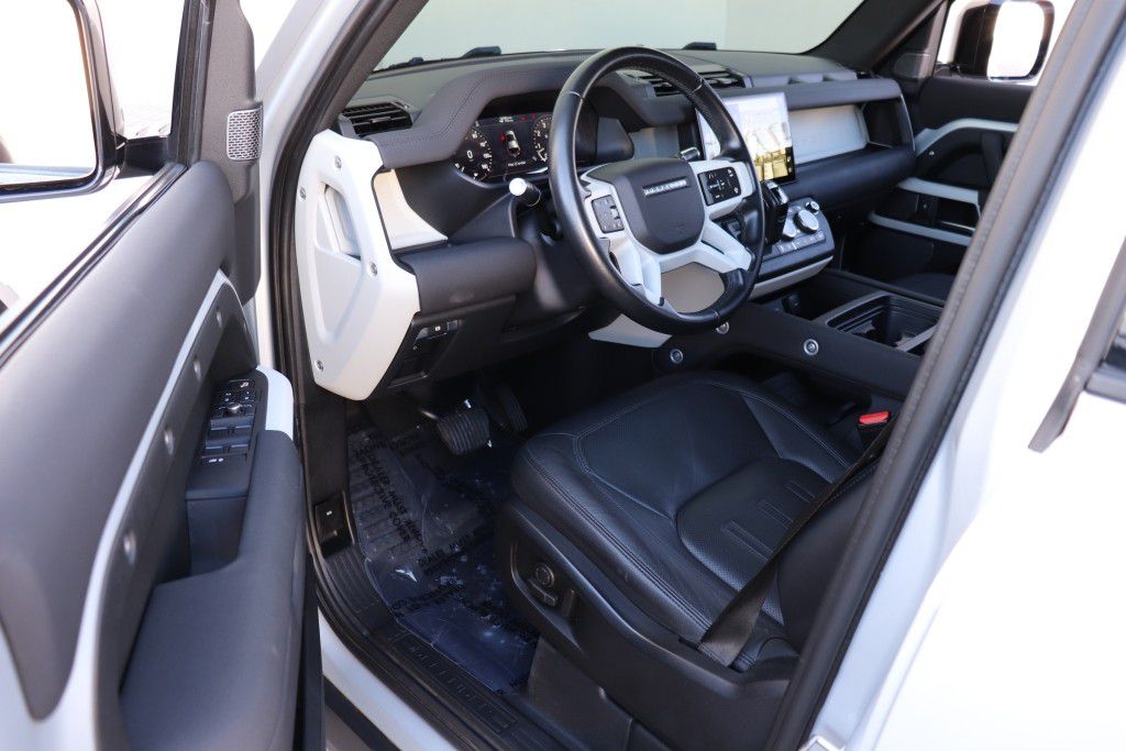 Photo 16 of this LAND ROVER DEFENDER 110 SE