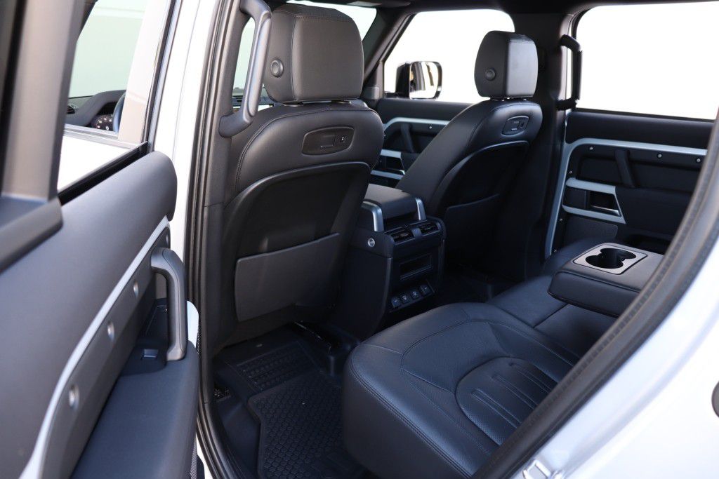Photo 20 of this LAND ROVER DEFENDER 110 SE