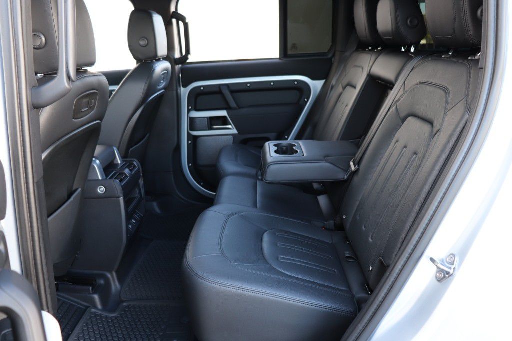 Photo 21 of this LAND ROVER DEFENDER 110 SE
