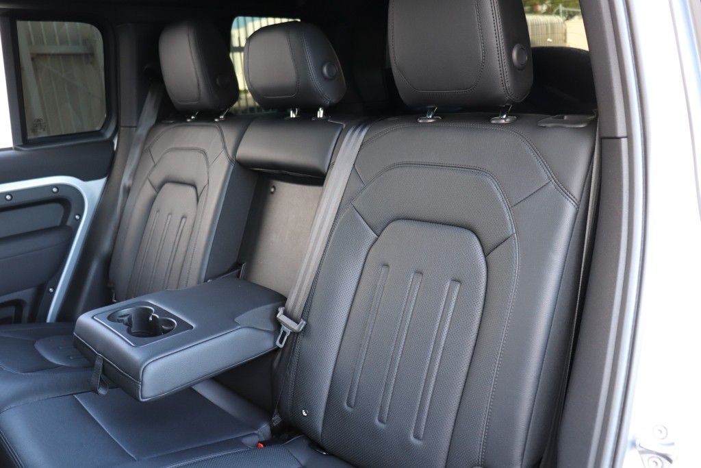 Photo 22 of this LAND ROVER DEFENDER 110 SE