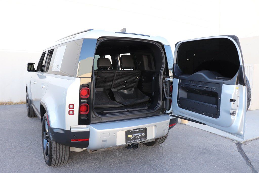 Photo 23 of this LAND ROVER DEFENDER 110 SE