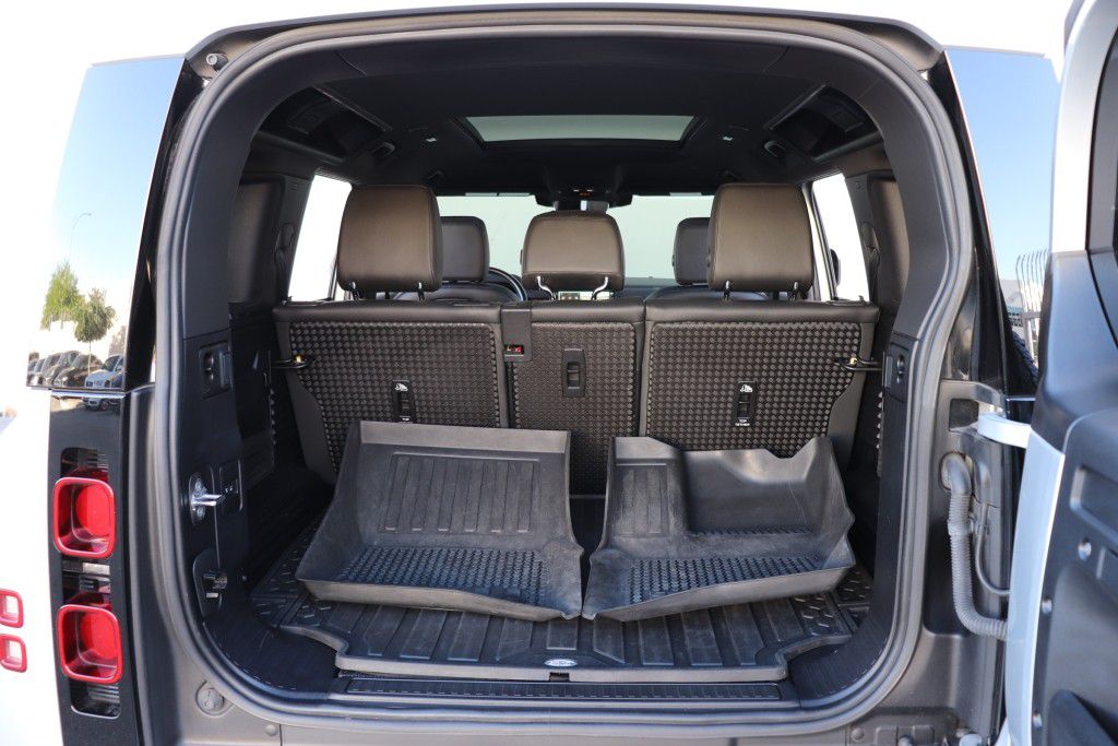 Photo 24 of this LAND ROVER DEFENDER 110 SE