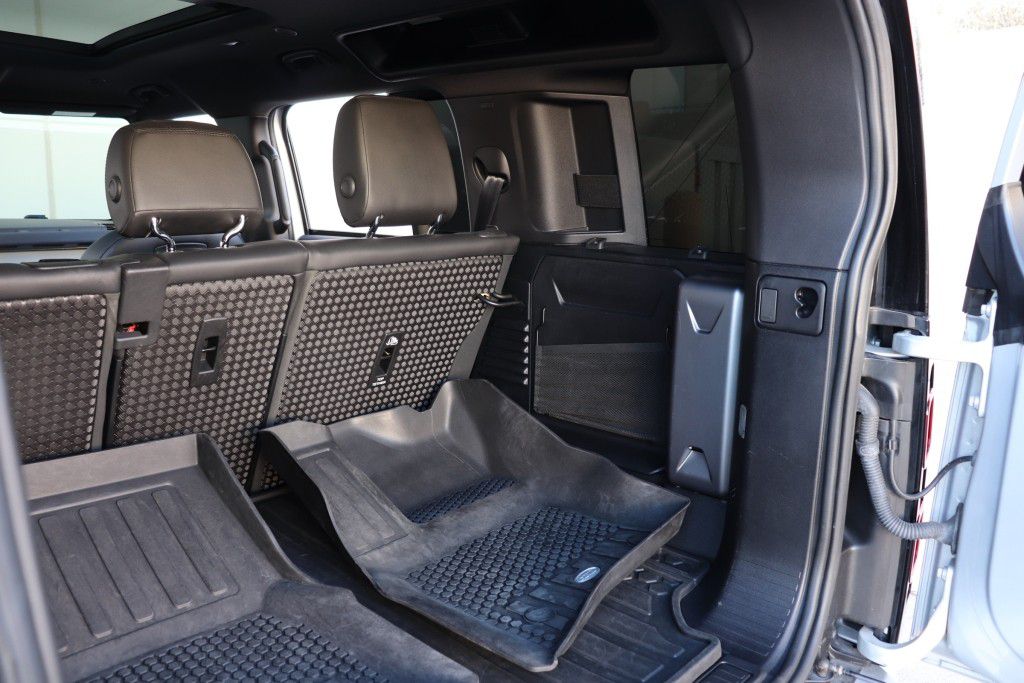 Photo 25 of this LAND ROVER DEFENDER 110 SE