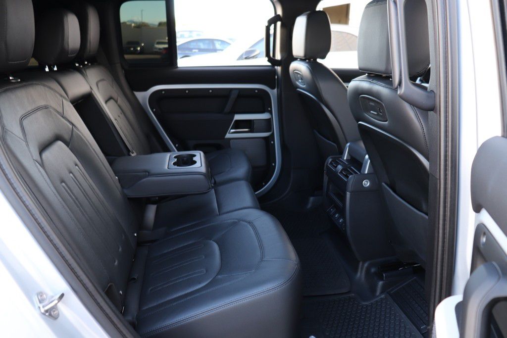 Photo 28 of this LAND ROVER DEFENDER 110 SE