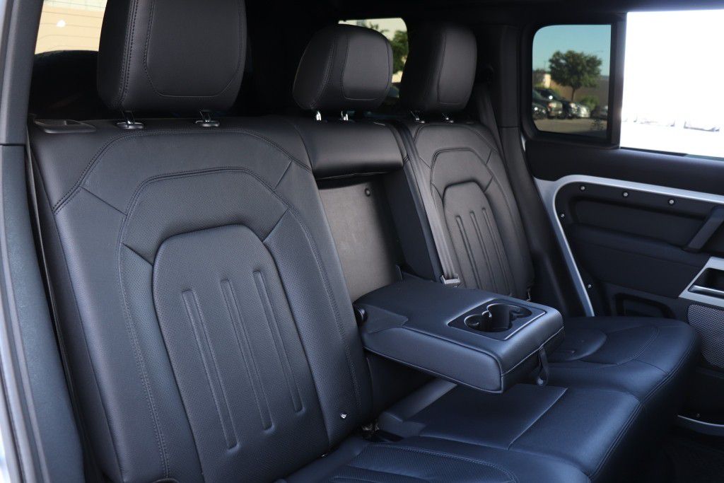 Photo 29 of this LAND ROVER DEFENDER 110 SE
