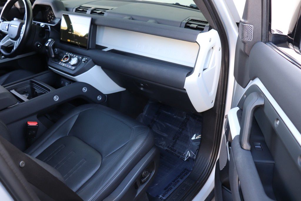 Photo 30 of this LAND ROVER DEFENDER 110 SE