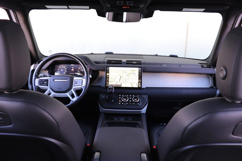 Photo 34 of this LAND ROVER DEFENDER 110 SE