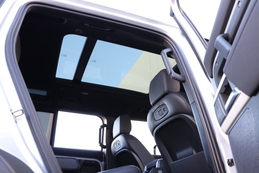 Photo 35 of this LAND ROVER DEFENDER 110 SE