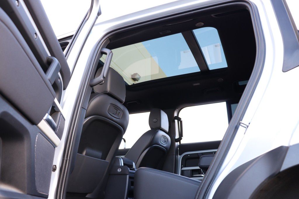 Photo 36 of this LAND ROVER DEFENDER 110 SE