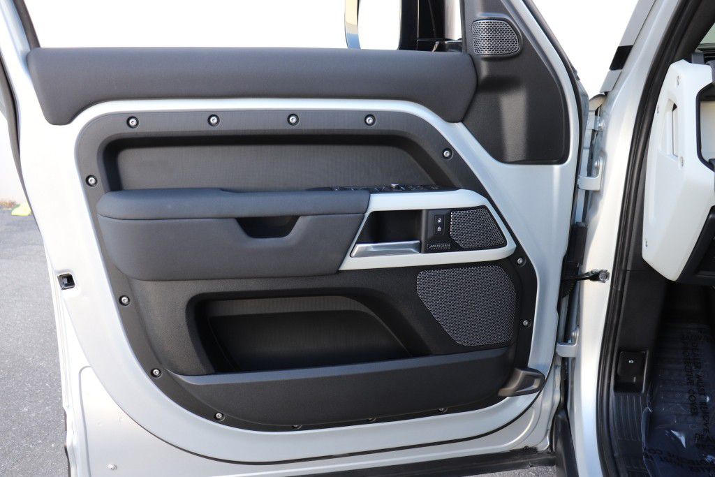 Photo 37 of this LAND ROVER DEFENDER 110 SE