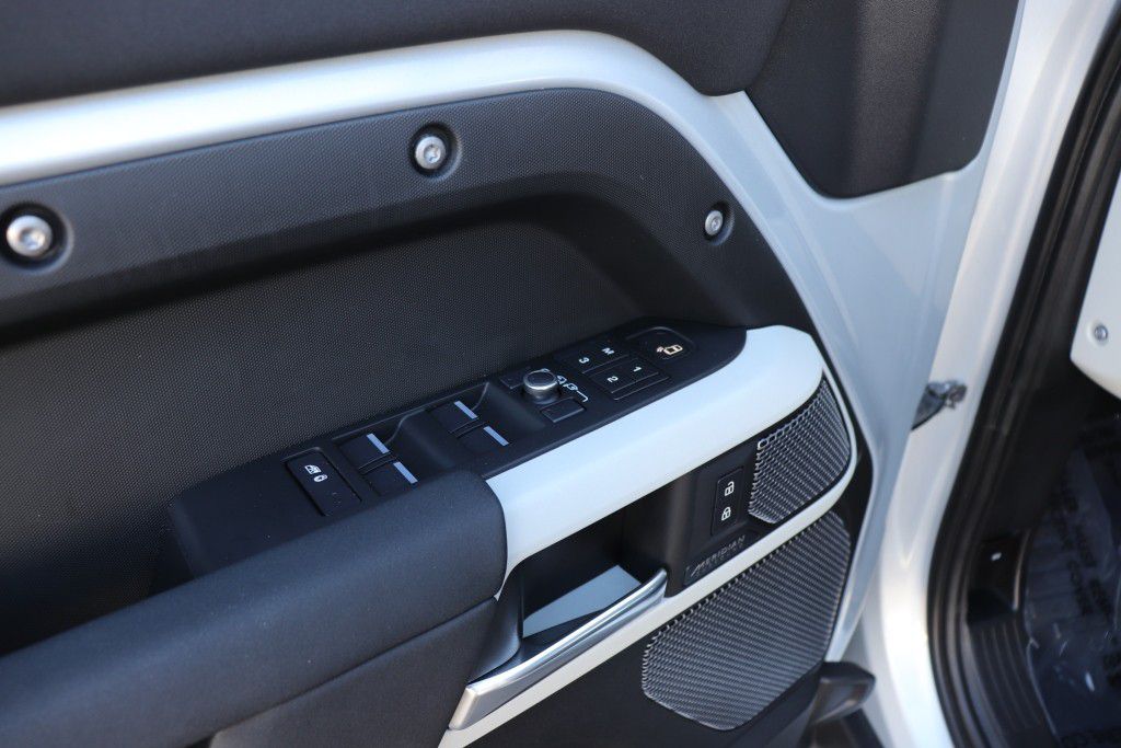 Photo 38 of this LAND ROVER DEFENDER 110 SE