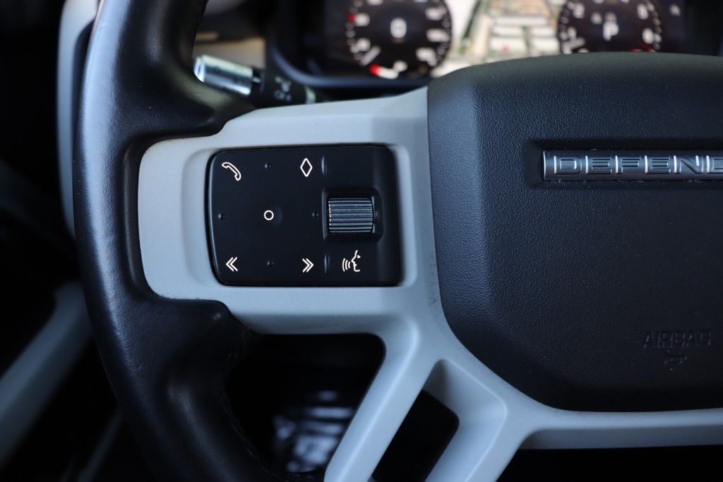 Photo 40 of this LAND ROVER DEFENDER 110 SE