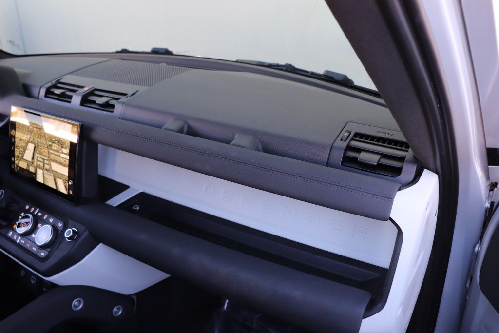 Photo 52 of this LAND ROVER DEFENDER 110 SE