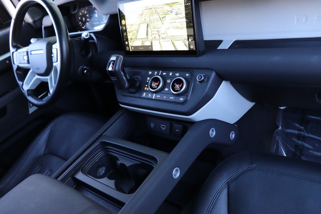 Photo 57 of this LAND ROVER DEFENDER 110 SE