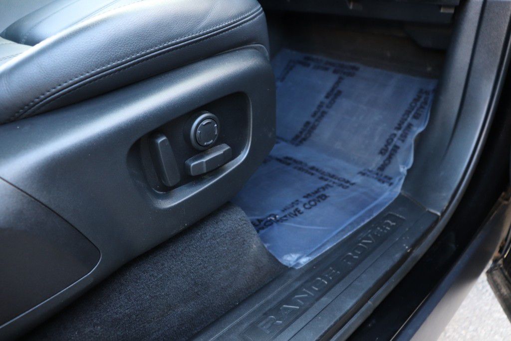 Photo 33 of this LAND ROVER RANGE ROVER SPO