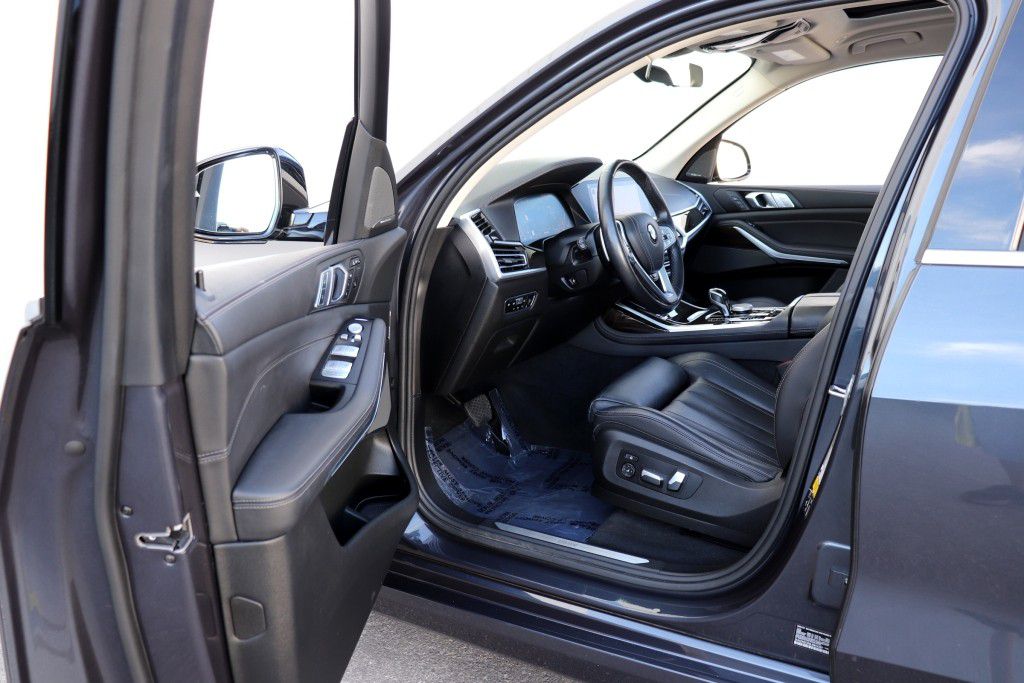 Photo 2 of this BMW X7 XDRIVE40I