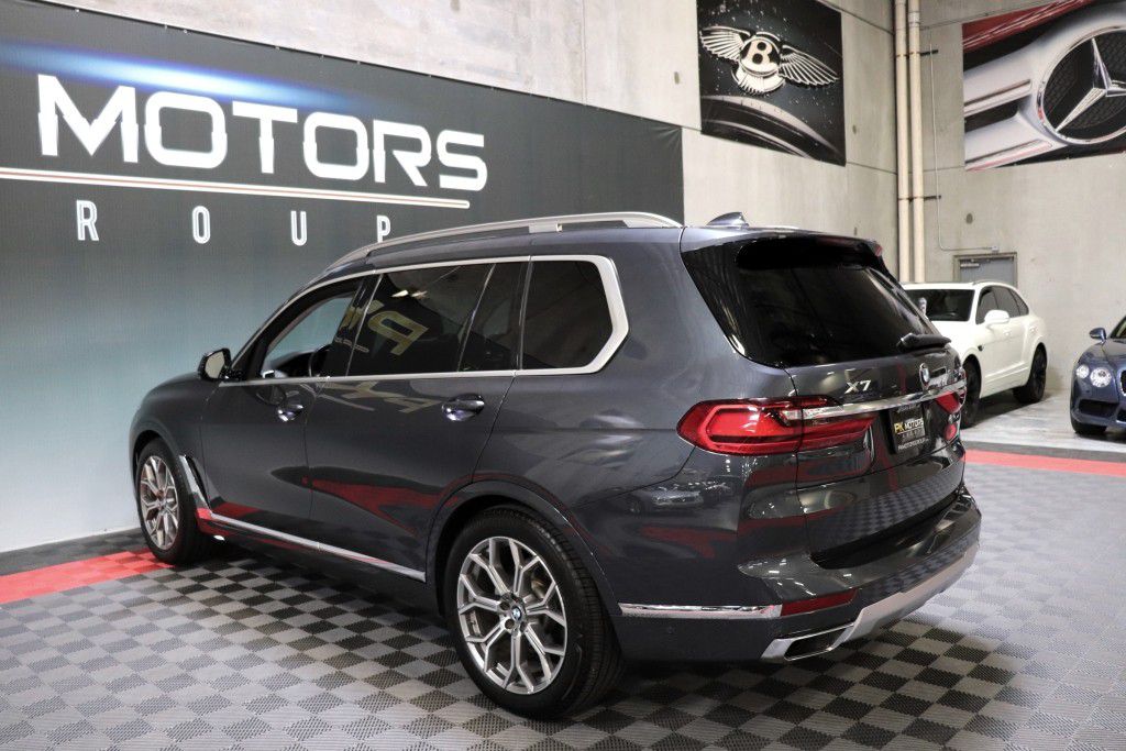 Photo 4 of this BMW X7 XDRIVE40I