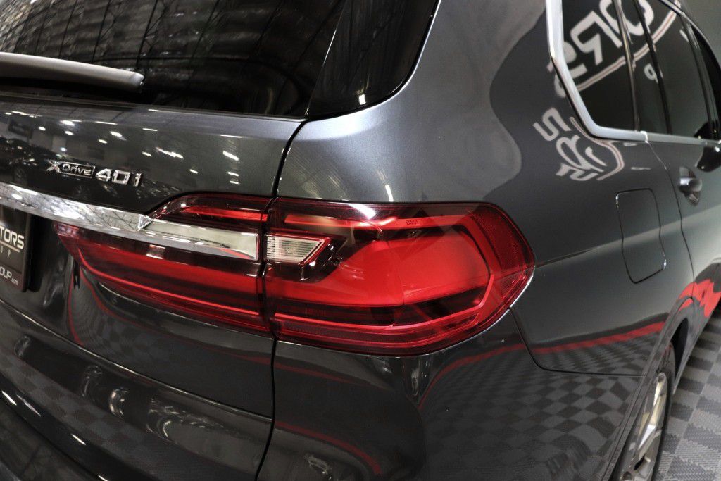 Photo 8 of this BMW X7 XDRIVE40I