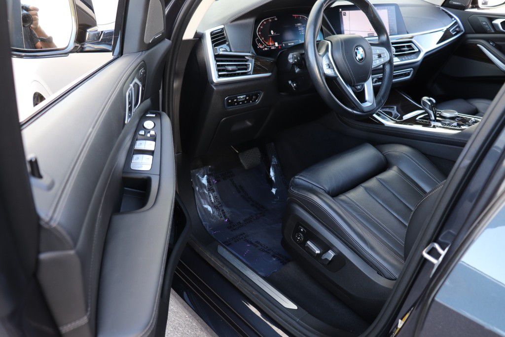 Photo 16 of this BMW X7 XDRIVE40I