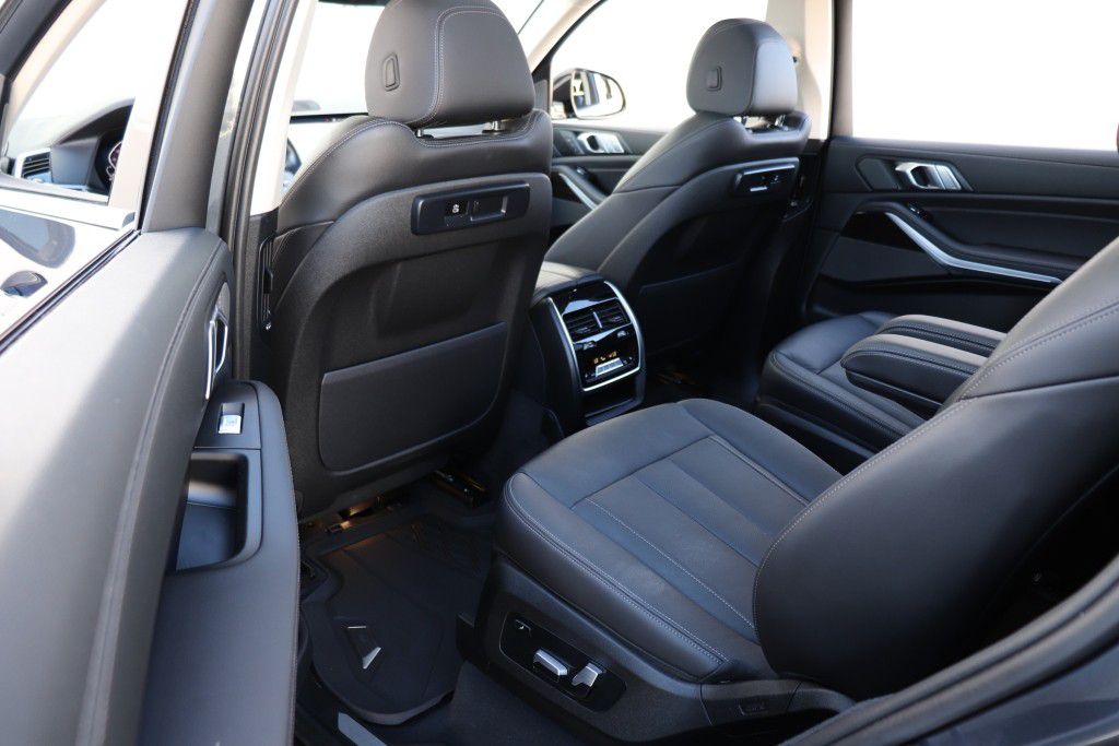 Photo 19 of this BMW X7 XDRIVE40I