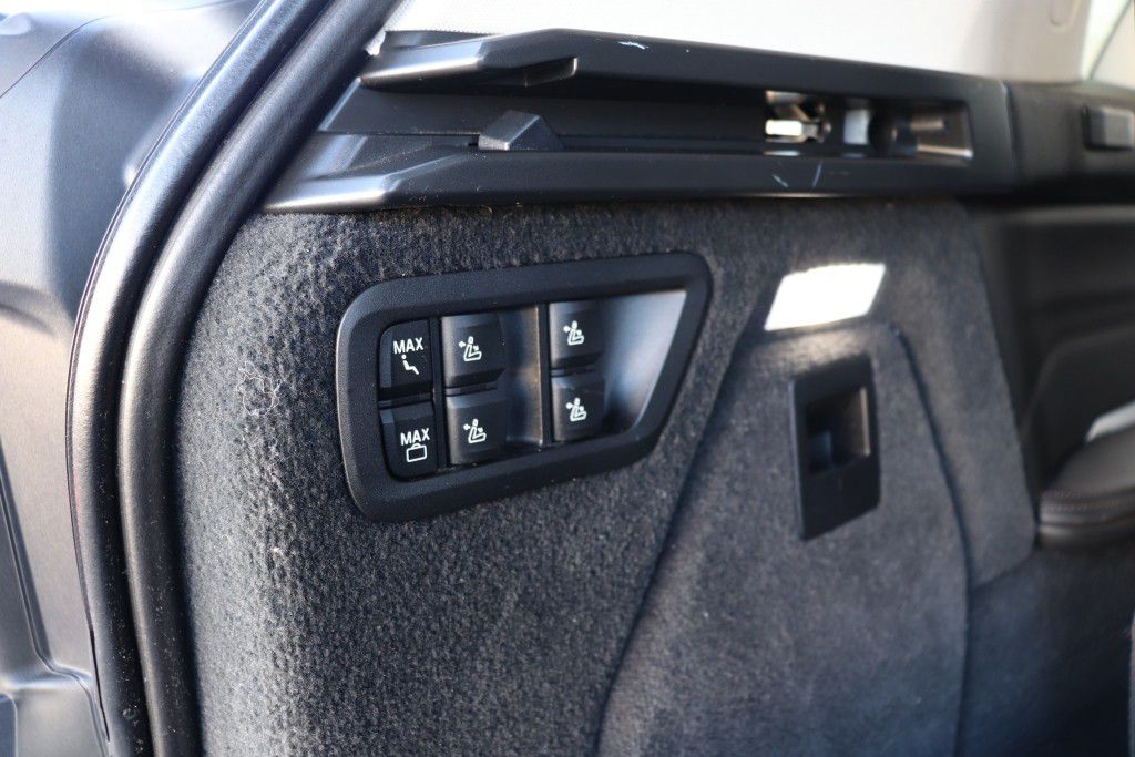 Photo 29 of this BMW X7 XDRIVE40I