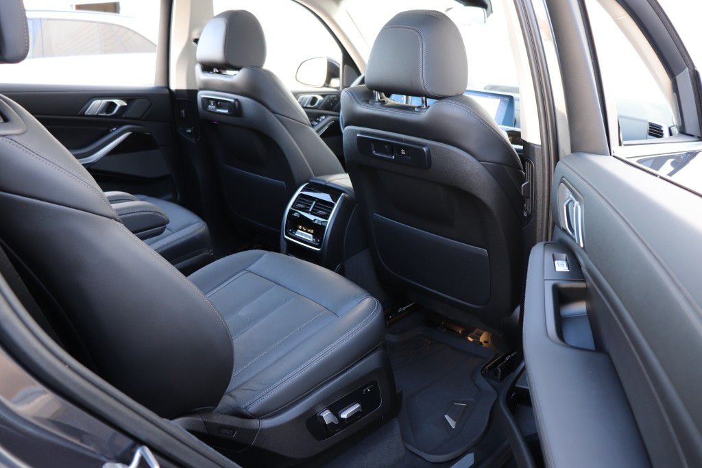 Photo 31 of this BMW X7 XDRIVE40I
