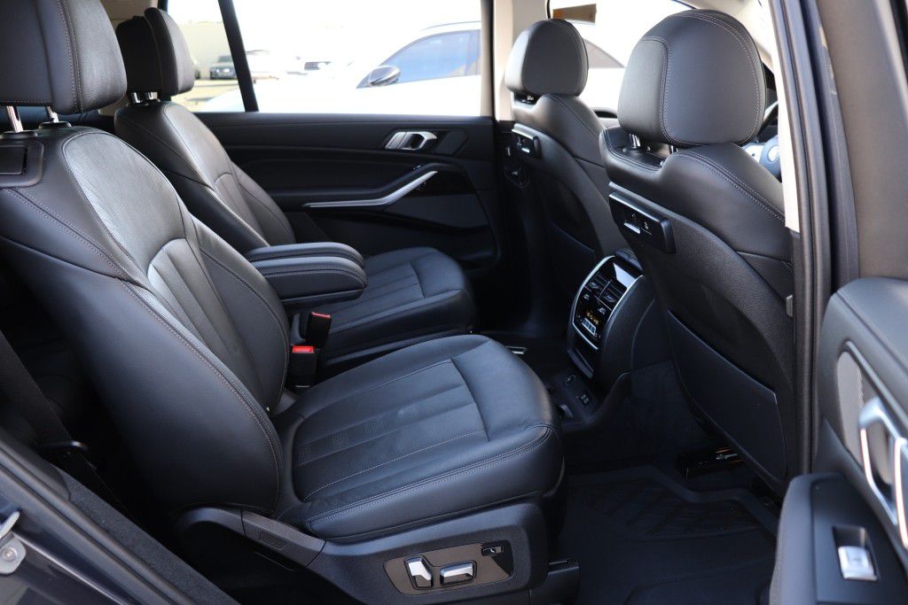 Photo 32 of this BMW X7 XDRIVE40I