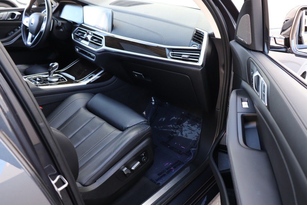 Photo 35 of this BMW X7 XDRIVE40I