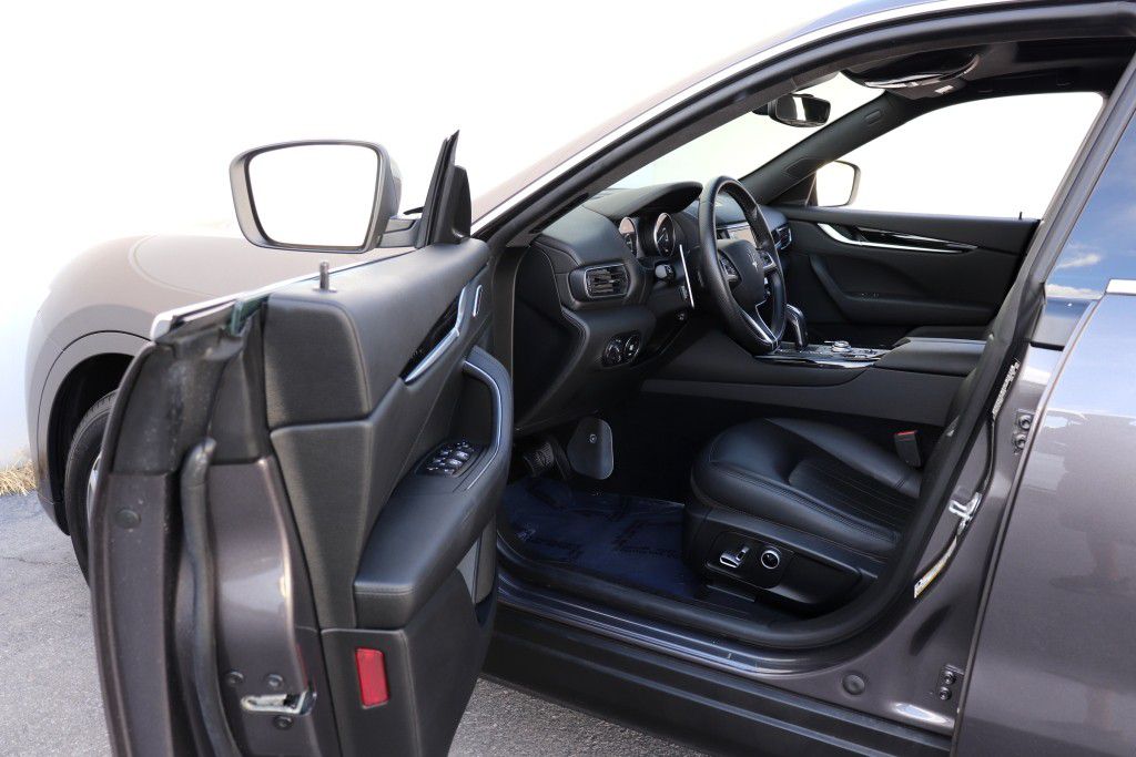 Photo 2 of this MASERATI LEVANTE SQ4