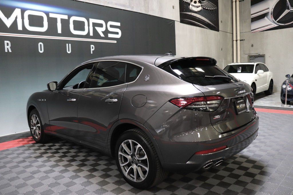 Photo 4 of this MASERATI LEVANTE SQ4