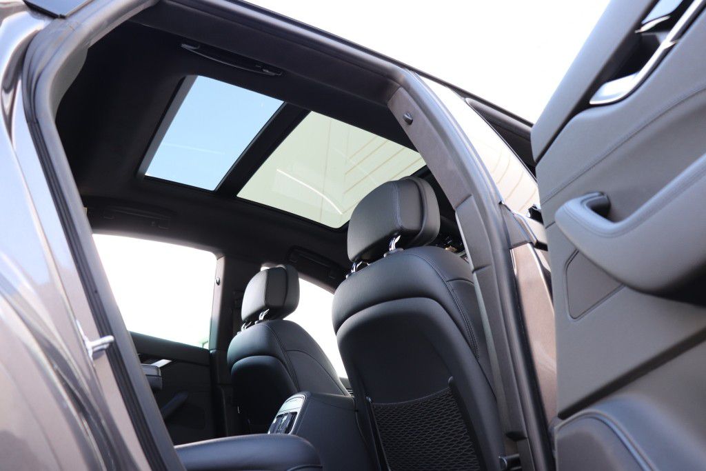 Photo 37 of this MASERATI LEVANTE SQ4