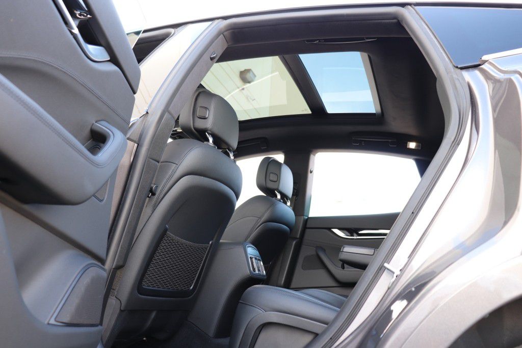 Photo 38 of this MASERATI LEVANTE SQ4