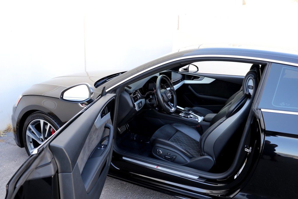 Photo 2 of this AUDI S5 PREMIUM PLUS