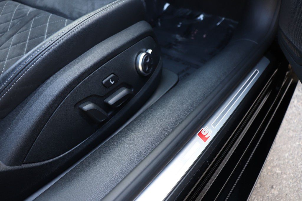 Photo 27 of this AUDI S5 PREMIUM PLUS